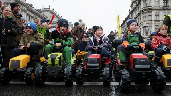 Naik Mini Traktor, Anak-anak Petani Ikut Demo di Inggris