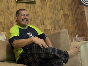 Pak Muh Dinobatkan Ketua Fans Timnas Indonesia versi Netizen Pak Muh Dinobatkan Ketua Fans Timnas Indonesia versi Netizen