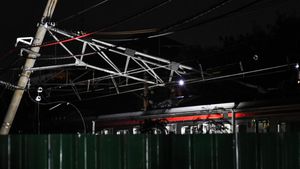 Potret Tiang LAA Miring Tutupi Jalur Kereta di Bekasi