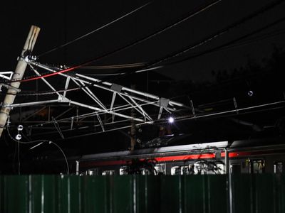 Potret Tiang LAA Miring Tutupi Jalur Kereta di Bekasi