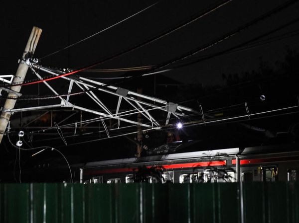 Potret Tiang LAA Miring Tutupi Jalur Kereta di Bekasi
