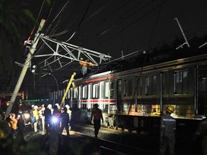 23 Perjalanan KA Terlambat Akibat Tiang LAA Miring di Lintas Bekasi 23 Perjalanan KA Terlambat Akibat Tiang LAA Miring di Lintas Bekasi