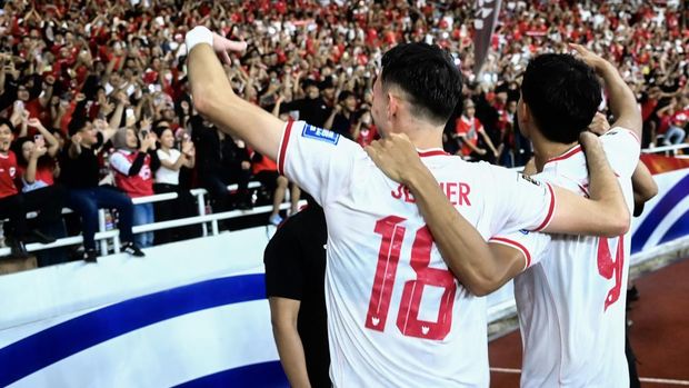 Pesepak bola Timnas Indonesia Ivar Jenner (kiri) dan Rafael William Struick (kanan) menyapa pendukungnya seusai melawan Timnas Arab Saudi pada pertandingan Grup C putaran ketiga Kualifikasi Piala Dunia 2026 Zona Asia di Stadion Utama Gelora Bung Karno, Senayan, Jakarta, Selasa (19/11/2024). Timnas Indonesia menang atas Arab Saudi dengan skor akhir 2-0. ANTARA FOTO/Rivan Awal Lingga/mrh/Spt.