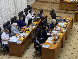 Momen Rahayu Saraswati Pangku Anak di Kursi Pimpinan Rapat Komisi VII DPR