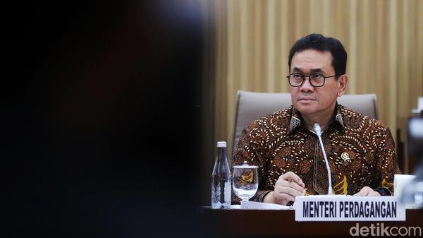Momen Mendag Dicecar soal Banjir Barang Impor Ilegal di Komisi VI DPR