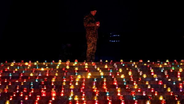 Ribuan Lilin Peringati 1.000 Hari Invasi Rusia ke Ukraina