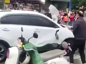 Video: Pemobil Tabrak Sekelompok Murid SD di China, Anak-anak Lari Ketakutan