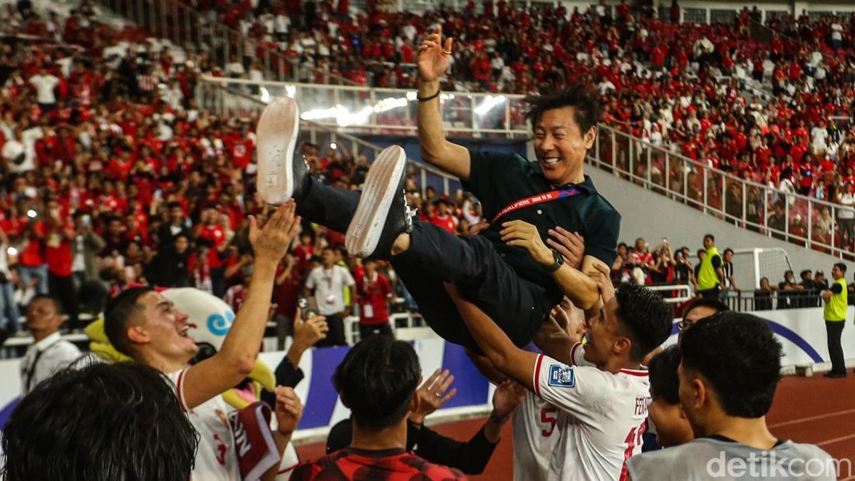 Shin Tae-yong diarak skuad Timnas Indonesia. (Foto: Rifkianto Nugroho/detikcom)