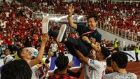Saat peluit akhir berbunyi, Timnas Indonesia berhasil menang 2-0 melawan Arab Saudi demi menjaga asa lolos ke Piala Dunia. Shin Tae-yong senang, Indonesia pun girang! Foto: Rifkianto_nugroho
