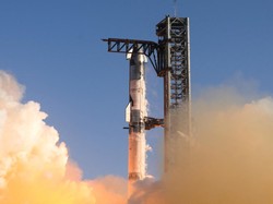 Penerbangan Qantas Ditunda Gegara Puing Roket SpaceX Jatuh