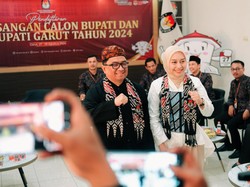 Doa Ibu Iringi Langkah Syakur-Putri Lakoni Debat Kedua Pilbup Garut