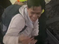 Fokus Nonton Timnas di Ponsel, Pria Ini Jatuh ke Celah Peron Stasiun Juanda