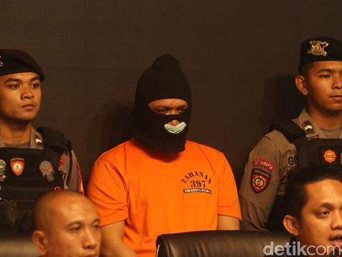 Tersangka pungli Lapas Cebongan MRP saat rilis kasus di Mapolresta Sleman, Rabu (20/11/2024).