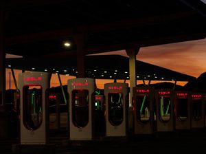 Melihat Supercharger Tesla di California