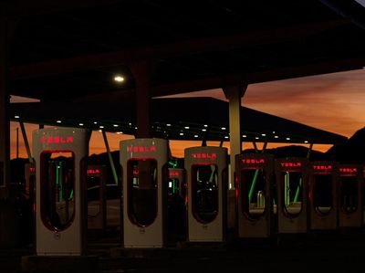 Melihat Supercharger Tesla di California