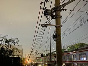 KAI: Dugaan Pencurian Kabel LAA Bikin Tiang Miring di Bekasi Masih Diselidiki KAI: Dugaan Pencurian Kabel LAA Bikin Tiang Miring di Bekasi Masih Diselidiki