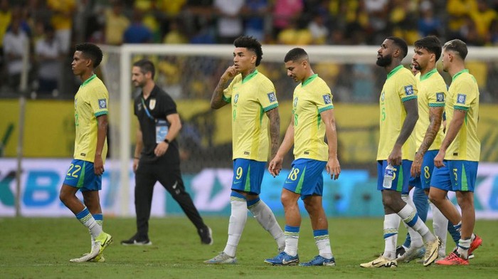 SALVADOR, BRAZIL - NOVEMBER 19: Players of Brazil look on after the South American FIFA World Cup 2026 Qualifier match between Brazil and Uruguay at Arena Fonte Nova on November 19, 2024 in Salvador, Brazil. (Photo by Pedro Vilela/Getty Images)