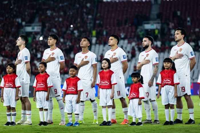 Indonesian players line up during the national anthems before the FIFA World Cup Asian 3rd Qualifier Group C match against Saudi Arabia at Gelora Bung Karno Stadium in Jakarta, Indonesia, on November 19, 2024. (Photo by Garry Lotulung/NurPhoto via Getty Images)