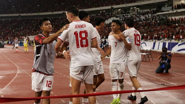 Timnas Indonesia vs Arab Saudi Soccer Football - World Cup - Asian Qualifiers - Third Round - Group C - Indonesia v Saudi Arabia - Gelora Bung Karno Main Stadium, Jakarta, Indonesia - November 19, 2024 Indonesia's Marselino Ferdinan celebrates scoring their second goal with teammates REUTERS/Ajeng Dinar Ulfiana