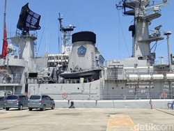 TNI AL Kerahkan 2 Kapal Perang untuk Distribusi Logistik Korban Erupsi Lewotobi