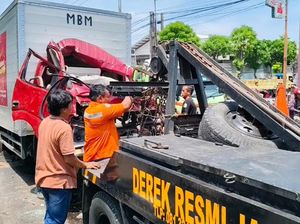 Mobil Boks Tabrak Truk Semen di Cirebon, Satu Orang Tewas