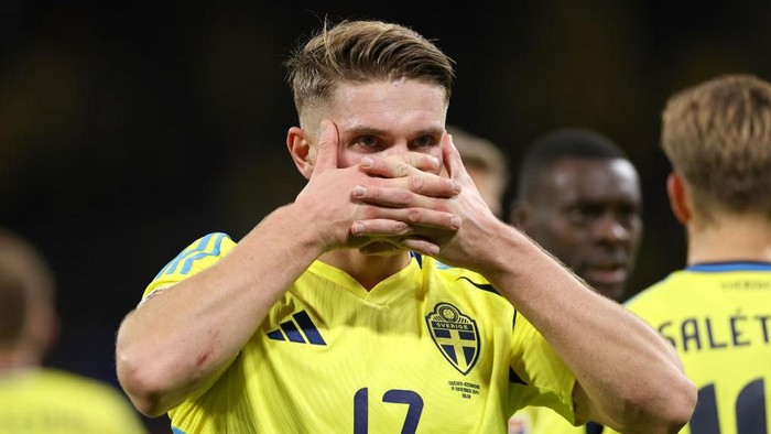 SOLNA, SWEDEN - NOVEMBER 19: Viktor Gyokeres of Sweden celebrates after scoring a goal to make it 6-0 and his fourth during the UEFA Nations League 2024/25 League C Group C1 match between Sweden and Azerbaijan at Strawberry Arena on November 19, 2024 in Solna, Sweden. (Photo by Robbie Jay Barratt - AMA/Getty Images)