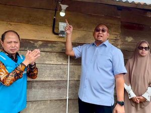 Andre Rosiade Resmikan Penyalaan Listrik Rumah Warga di Solok Sumbar