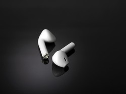 Viral Template Earpods Berdarah, Benarkah Telinga Bisa Luka gegara Lagu Favorit?