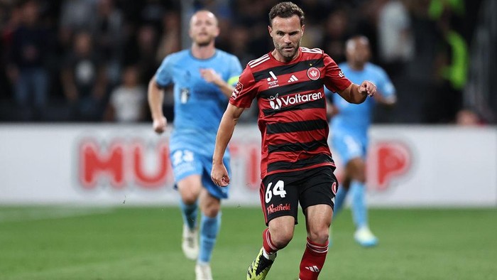 SYDNEY, AUSTRALIA - OCTOBER 19: Juan Mata of the Wanderers dribbles the ball during the round one A-League Men match between Western Sydney Wanderers and Sydney FC at CommBank Stadium, on October 19, 2024, in Sydney, Australia. (Photo by Jeremy Ng/Getty Images)