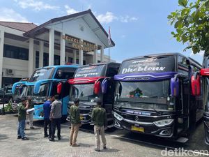 Kasus Penyalahgunaan Dana BOS, 7 Bus dan 3 Mobil Disita Kejari Ponorogo Kasus Penyalahgunaan Dana BOS, 7 Bus dan 3 Mobil Disita Kejari Ponorogo