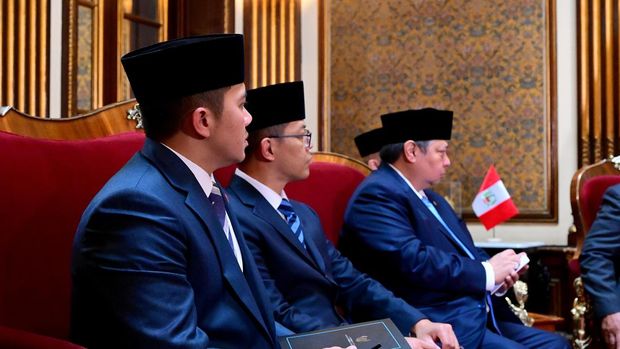 Airlangga hingga Sugiono memakai peci hitam saat dampingi Prabowo bertemu Presiden Peru Dina Boluarte.