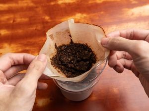 7 Manfaat Ampas Kopi yang Tidak Disangka-sangka, Penghilang Bau-Kotoran 7 Manfaat Ampas Kopi yang Tidak Disangka-sangka, Penghilang Bau-Kotoran
