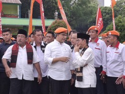 Pakai Baret Oranye, Anies Hadir di Apel Siaga Pramono-Rano