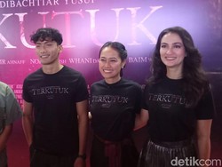 Atiqah Hasiholan Ungkap Tantangan Jadi Jurnalis di Film Horor Terkutuk