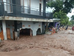 Tanggul Sungai Cisunggalah Bandung Jebol, Satu Rumah Warga Rusak