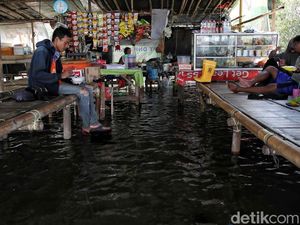 Banjir Rob Rendam Pantai Marunda Jakarta