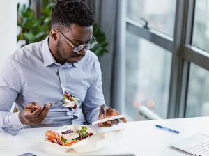 Curi Bekal Makan Siang Manager, Karyawan Ini Dipecat Curi Bekal Makan Siang Manager, Karyawan Ini Dipecat