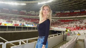 Potret Cantik Fefe Slinkert Pacar Nathan Tjoe-A-On yang Datang ke Jakarta