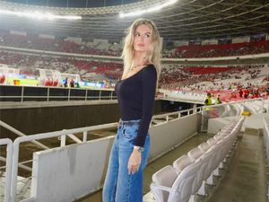 Potret Cantik Fefe Slinkert Pacar Nathan Tjoe-A-On yang Datang ke Jakarta