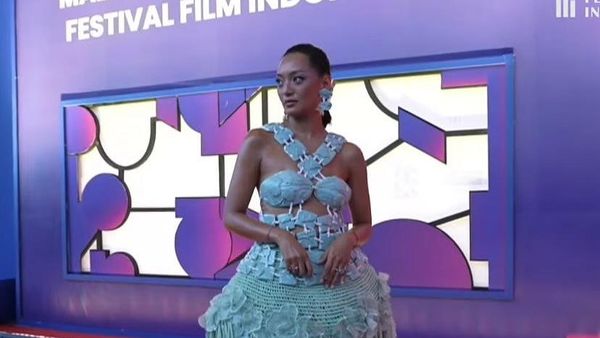 Foto: Gaya Eksotis Asmara Abigail di FFI 2024, Pakai Gaun dari Keramik