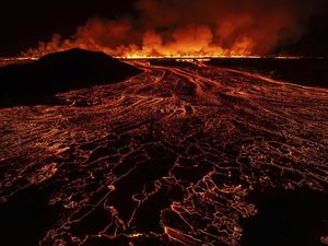 Potret Mengerikan Lava Panas Gunung Berapi di Islandia Potret Mengerikan Lava Panas Gunung Berapi di Islandia