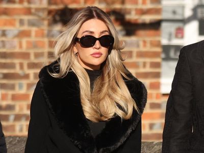 Potret Pacar Liam Payne di Pemakaman, Dikritik Gegara Rok Belahan Tinggi