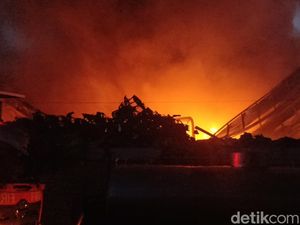 Video Kebakaran Hebat Gudang di Kawasan Industri Terboyo Semarang Video Kebakaran Hebat Gudang di Kawasan Industri Terboyo Semarang