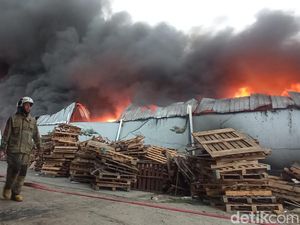 Gudang di Kawasan Industri Terboyo Terbakar Hebat! Gudang di Kawasan Industri Terboyo Terbakar Hebat!