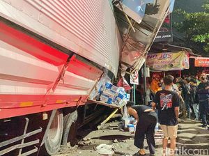 Video Truk Tabrak Sejumlah Kendaraan di Semarang, 2 Orang Tewas Video Truk Tabrak Sejumlah Kendaraan di Semarang, 2 Orang Tewas