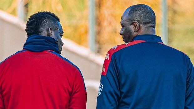 Patrick Vieira ditunjuk sebagai pelatih anyar Genoa. Pria Prancis itu pun bereuni dengan eks rekan setim dan anak asuhnya, Mario Balotelli.