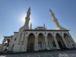 Video: Masjid Biru Dubai yang Memadukan Seni Andalusia dan Turki Video: Masjid Biru Dubai yang Memadukan Seni Andalusia dan Turki