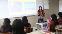 Melihat Proses Belajar Mengajar di Sekolah Pertama Berlabel Franc Education