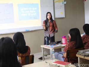 Melihat Proses Belajar Mengajar di Sekolah Pertama Berlabel Franc Education
