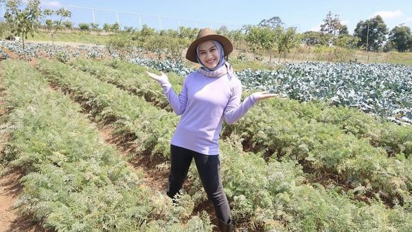 Gaya Melody Laksani Jadi Petani Cantik, Ramai Dibandingkan Dengan Raffi Ahmad